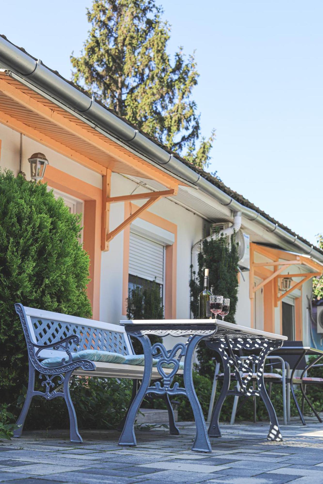 Szivarvany Panzio Szeged Exterior photo