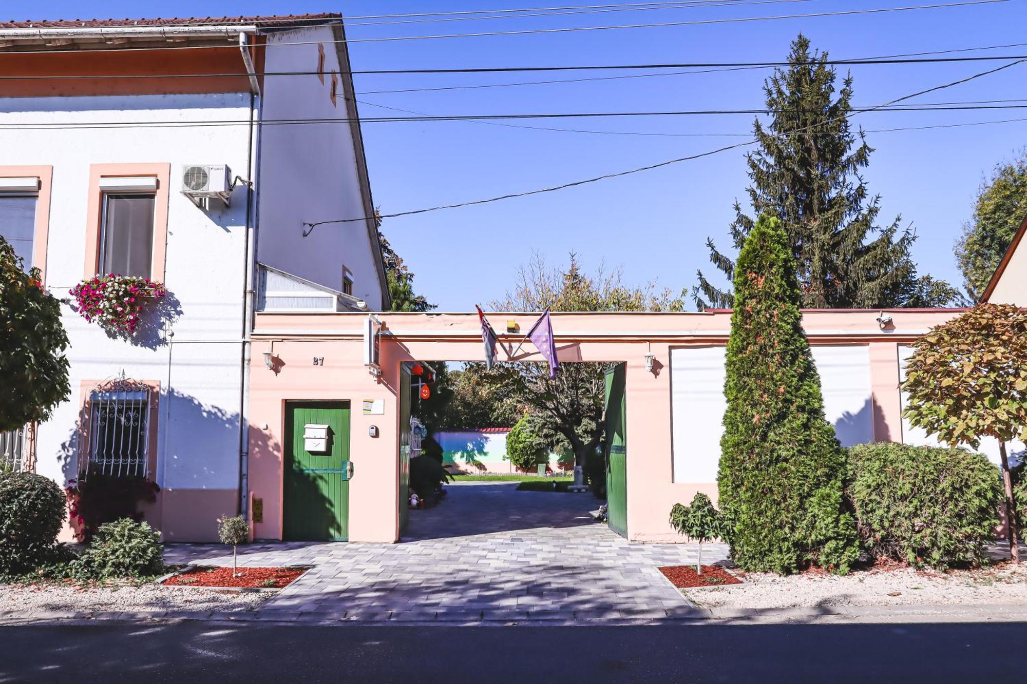 Szivarvany Panzio Szeged Exterior photo