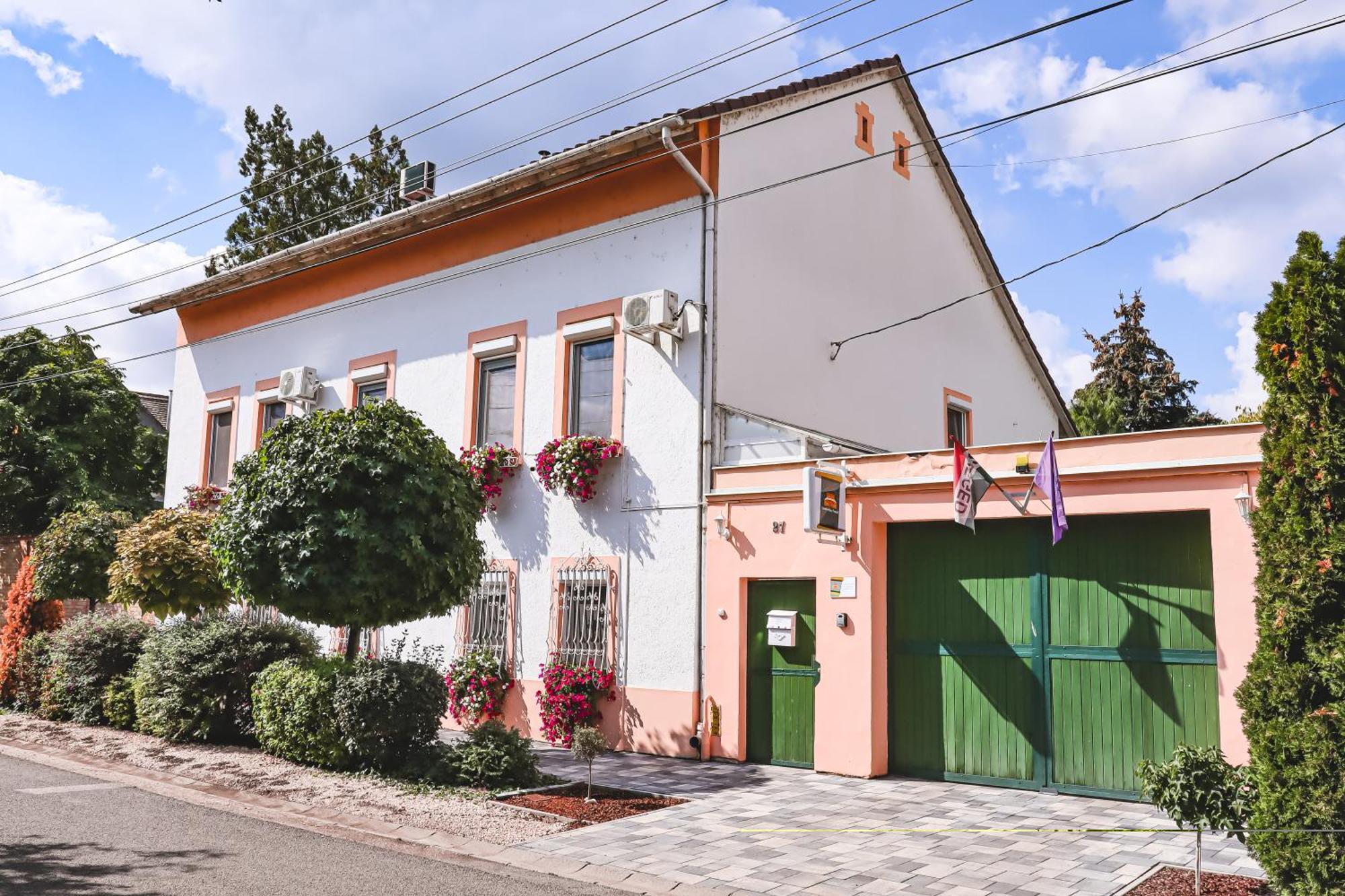 Szivarvany Panzio Szeged Exterior photo